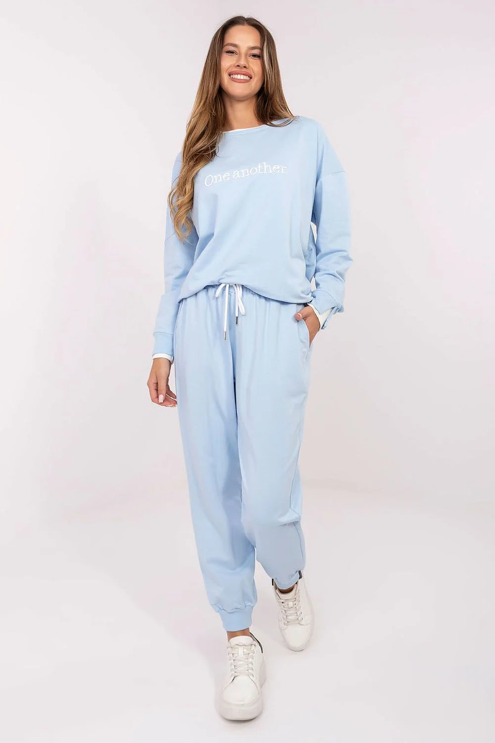 ensemble survêtement femme bleu pastel sweatshirt oversize col rond broderie lettrage blanc jogging taille haute poches latérales coton doux confort