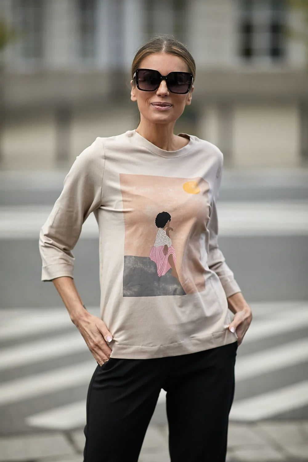 T-shirt manches longues coton beige décontracté imprimé graphique style moderne pour femmes élégantes