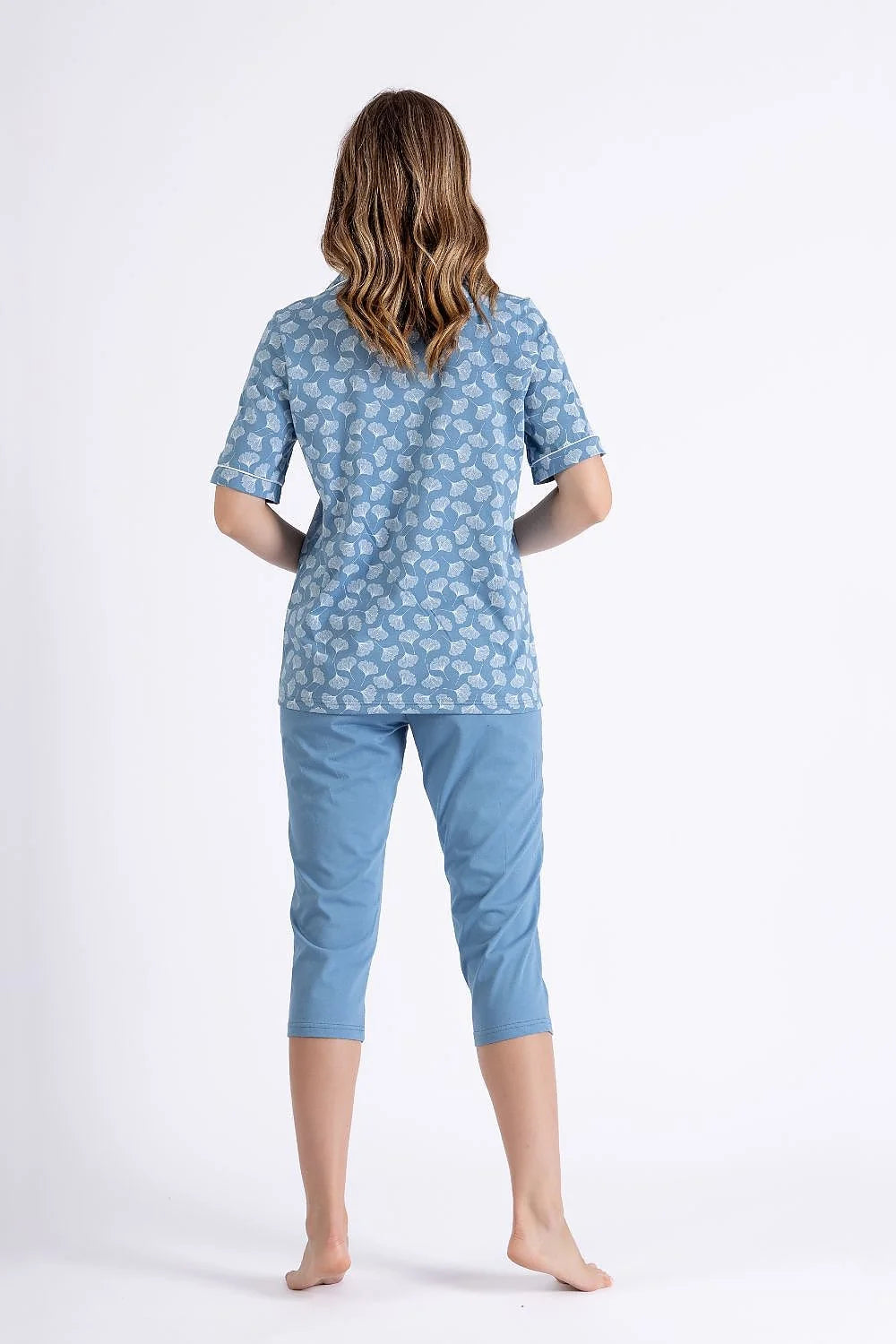 pyjama femme élégant confortable imprimé bleu clair manches courtes haut boutonné col chemise poches plaquées pantalon capri jersey doux extensible