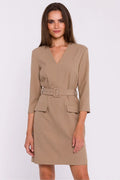 Robe élégante pour femme coupe droite col V manches trois-quarts teinte camel matériau de qualité ceinture intégrée poches décoratives occasions professionnelles et formelles