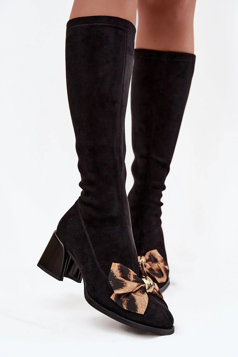 bottes femme suédine noir hauteur genou talon carré stable confortable bout pointu fermeture zip latéral nœud léopard bijou doré