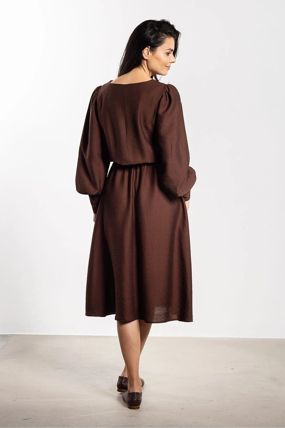 robe midi femme ample élégante ceinture élastique taille marquée manches ballon longues poignets boutonnés col rond chocolat satinée fluide