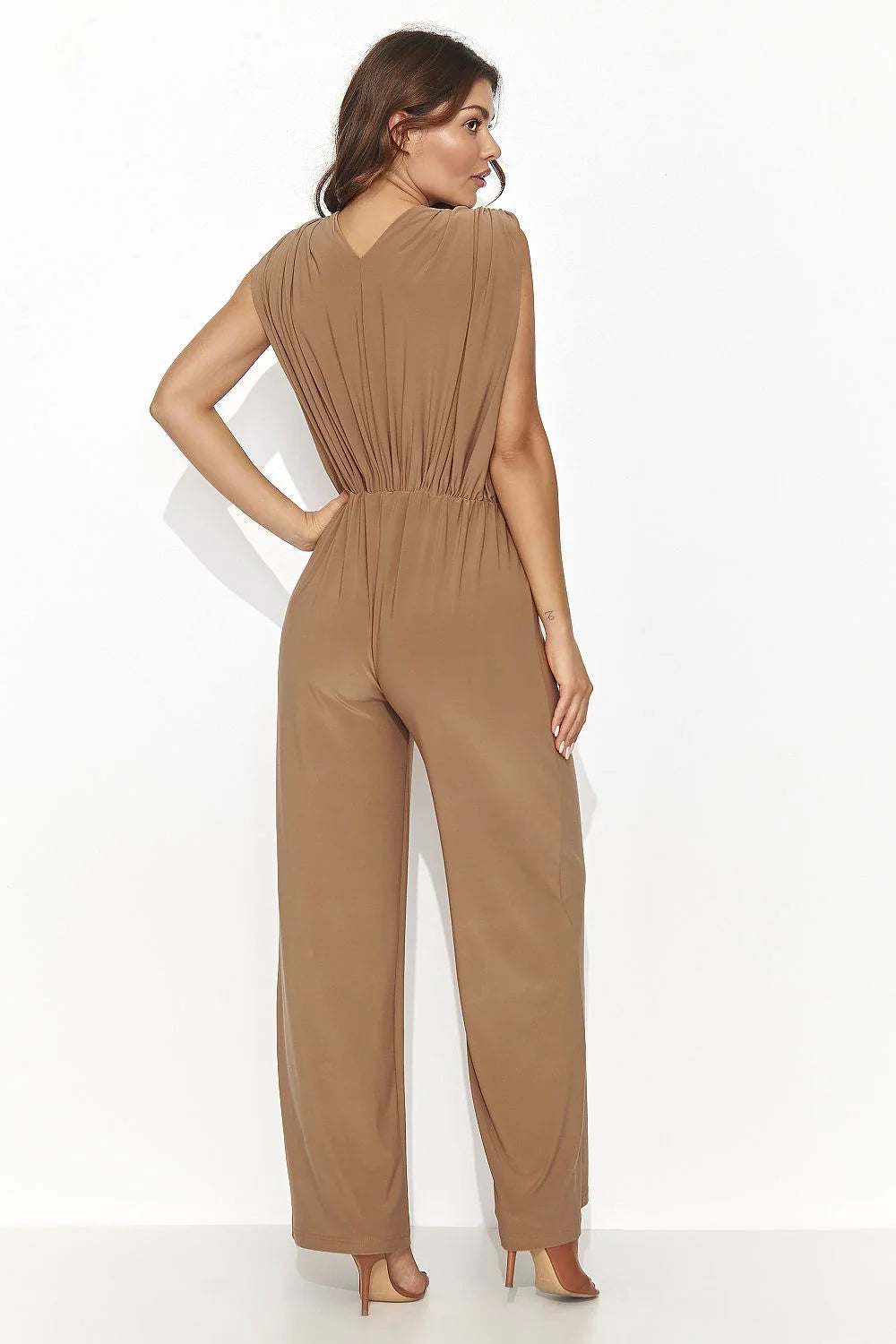 Combinaison élégante pour femme sans manches en tissu fluide couleur brun taupe coupe ample avec détails plissés épaules