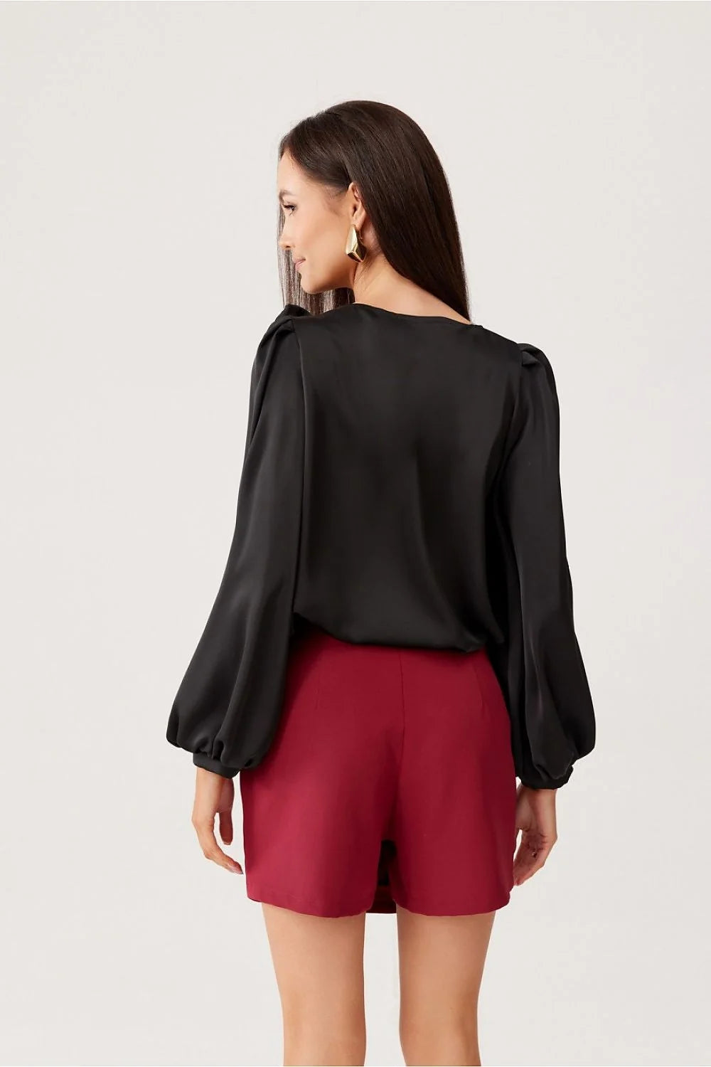 chemisier soie noire satinée manches bouffantes rose décorative épaule coupe droite fluide jupe bordeaux portefeuille courte asymétrique ajustée glamour