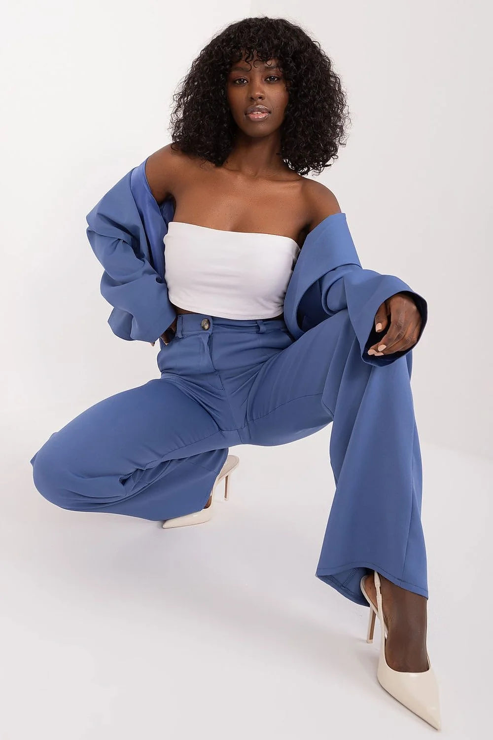 Pantalon long Lakerta bleu marine taille haute coupe droite blazer oversize manches longues haut bandeau blanc veste élégante ensemble moderne femme