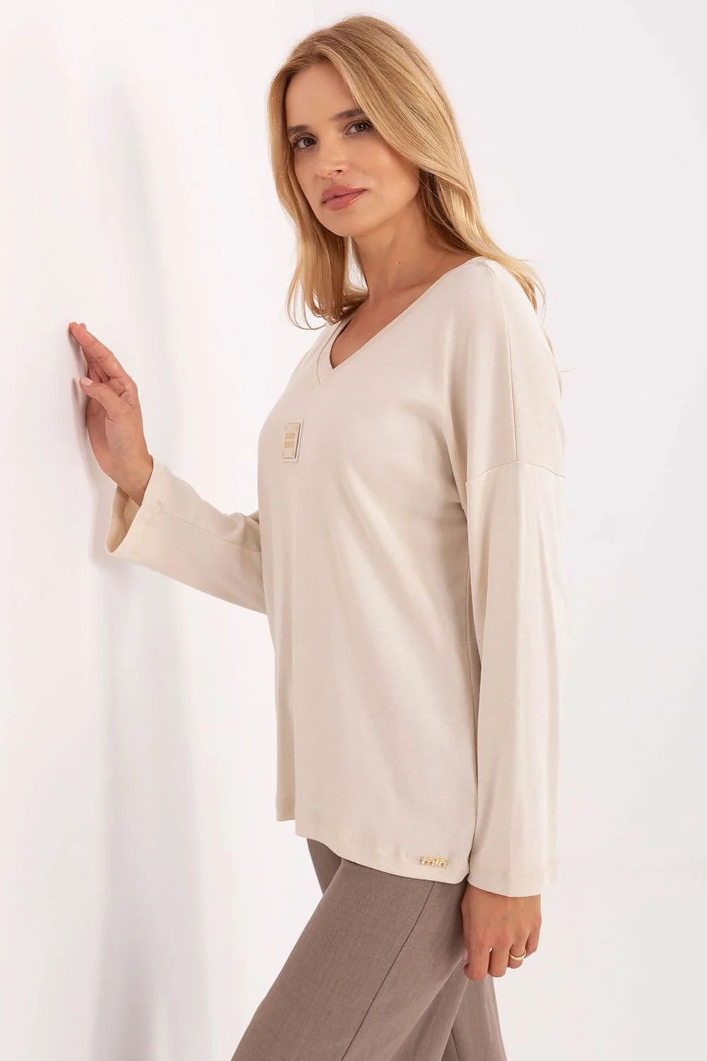 pull femme col V beige crème manches longues oversize maille jersey douce épaules tombantes écusson brodé
