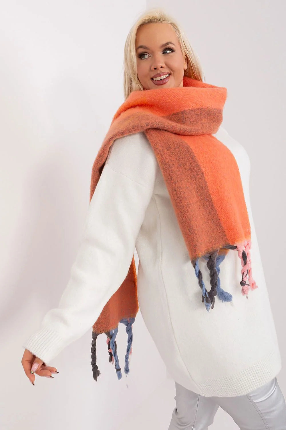 ensemble femme pull oversize maille douce laine écharpe multicolore franges torsadées pantalon satiné ajustable coupe fluide casual chic automne hiver