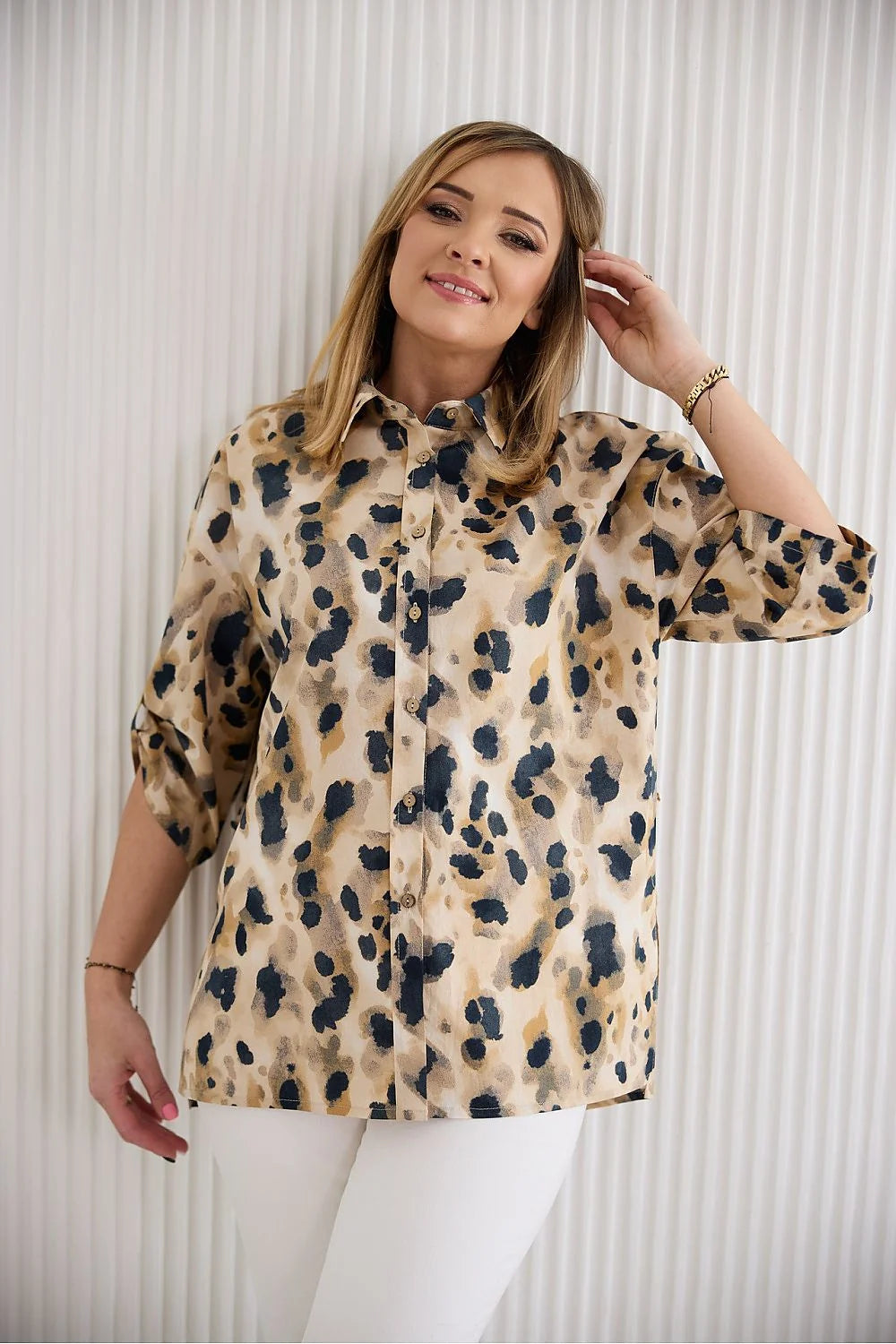 Chemise féminine élégante à motif léopard beige et noir manches 3/4 col classique boutons devant femmes matures taille ajustable coton élasthanne