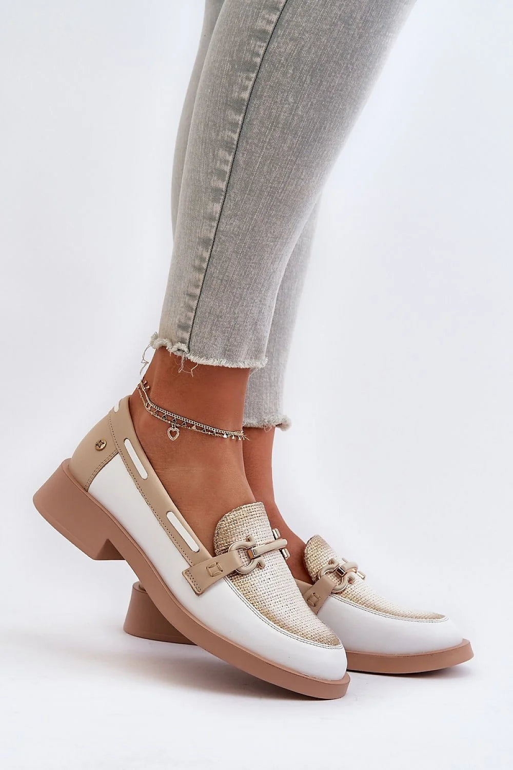 Mocassins femmes design moderne élégant cuir synthétique blanc tissu texturé ornement métallique doré semelle épaisse beige confortable tenue décontractée semi-formelle