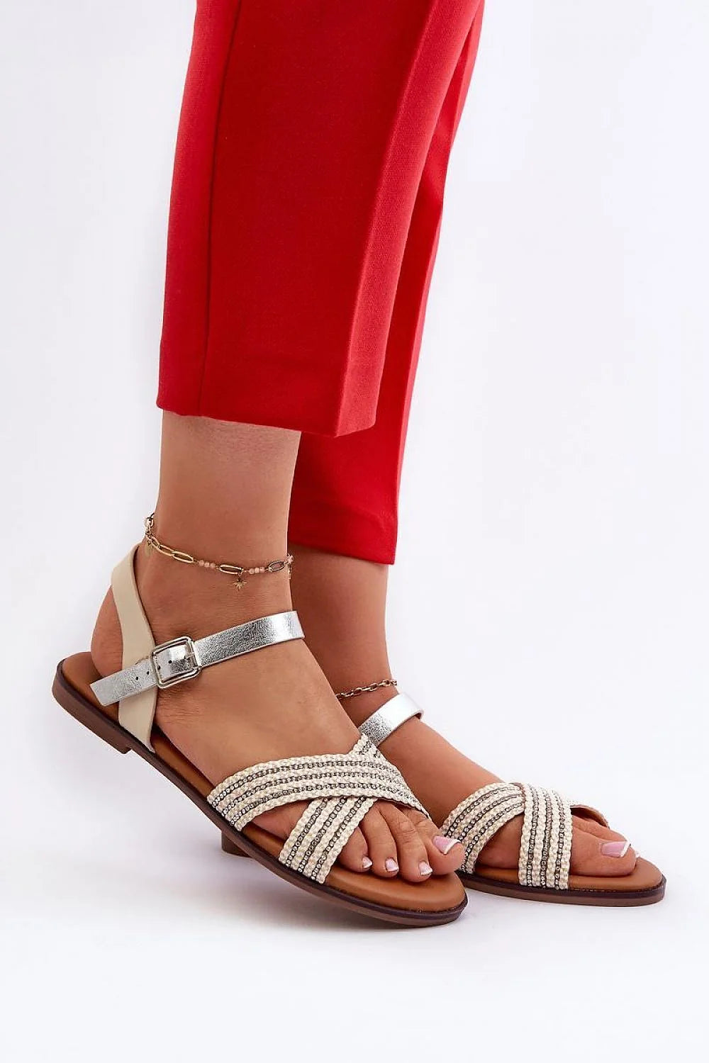 sandales élégantes femme cuir artificiel design ouvert brides croisées perles beige argentées ajustables chaîne cheville semelle rembourrée confort