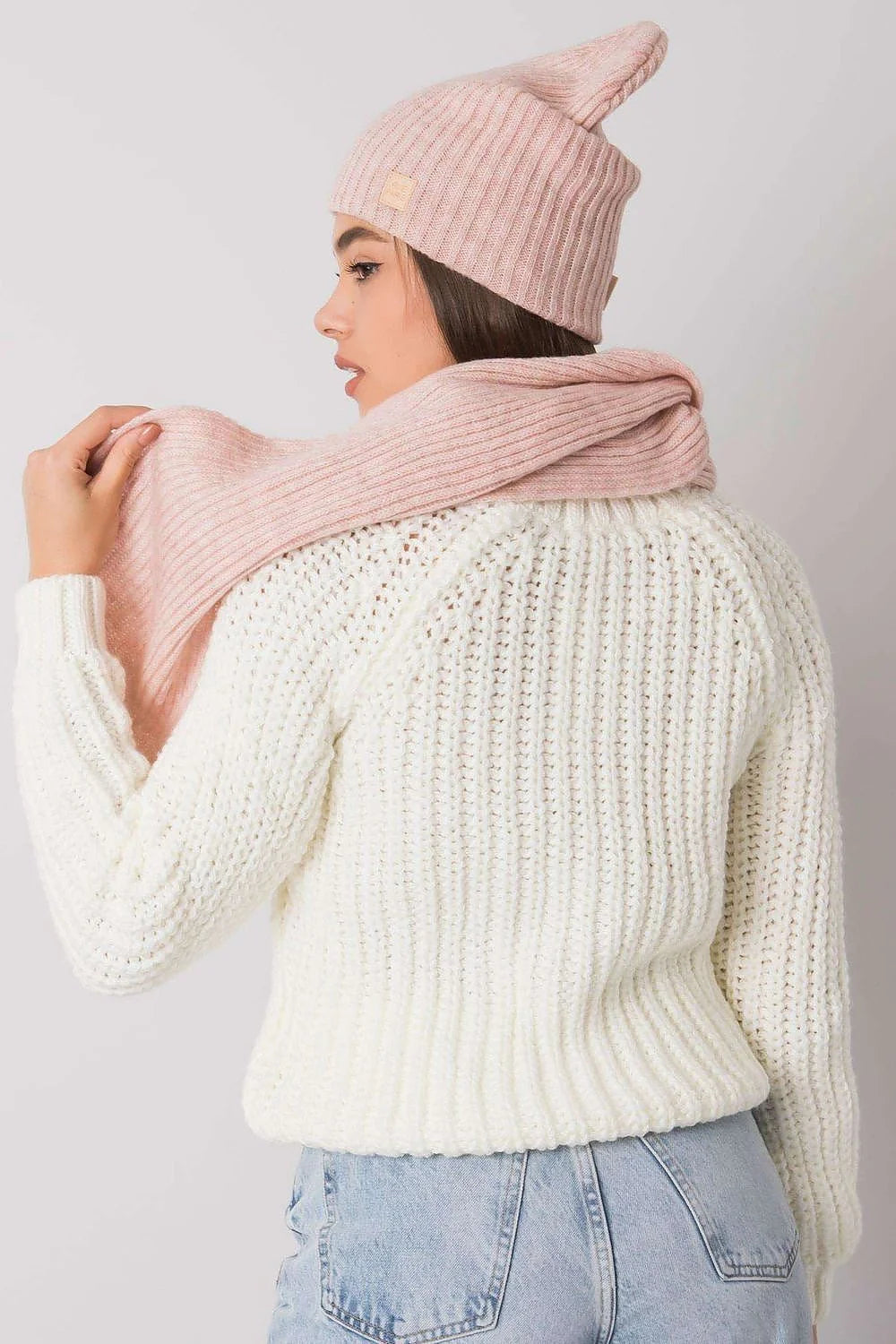 Ensemble hivernal chic femme Rue Paris bonnet écharpe pull tricot acrylique rose pâle blanc cassé mode automne hiver