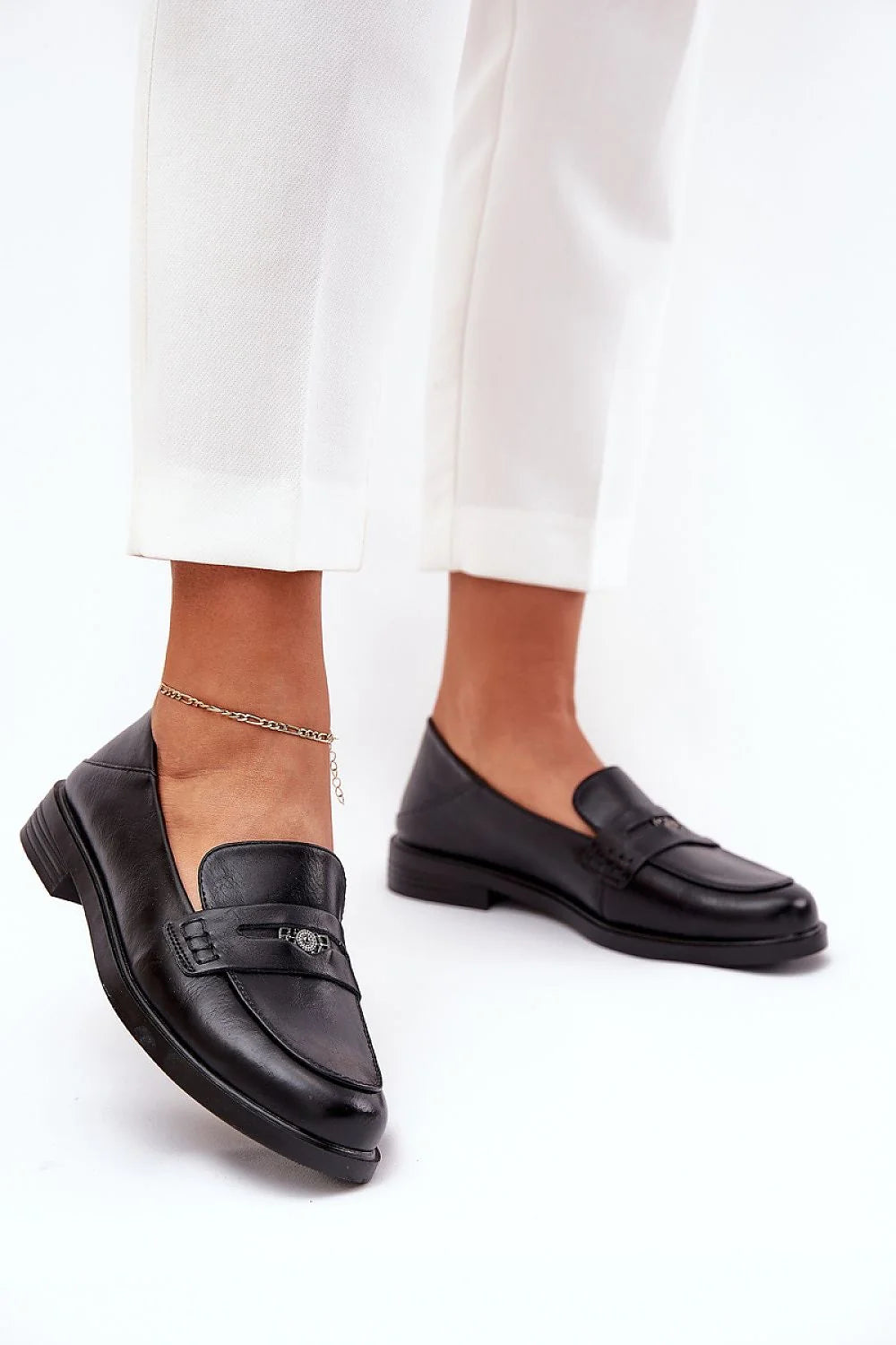 mocassins femme naturel noir élégant intemporel sophistiqué bout arrondi mors métal discret semelle caoutchouc talon plat confort doublure cuir