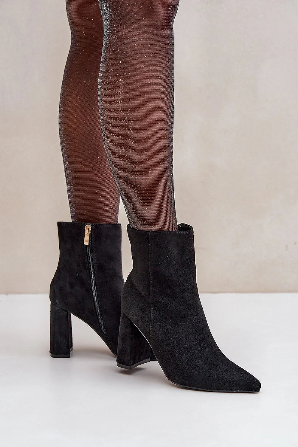 bottines cheville femme suédine écologique noir talon bloc stable bout pointu fermeture éclair latérale dorée coupe épurée silhouette élégante allongeante