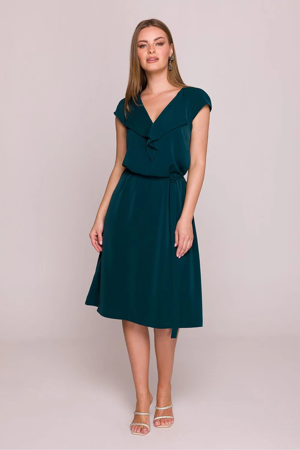 robe cocktail élégante vert émeraude profond manches courtes décolleté V volants cape taille cintrée ceinture nouée tissu crêpe tombé élégant