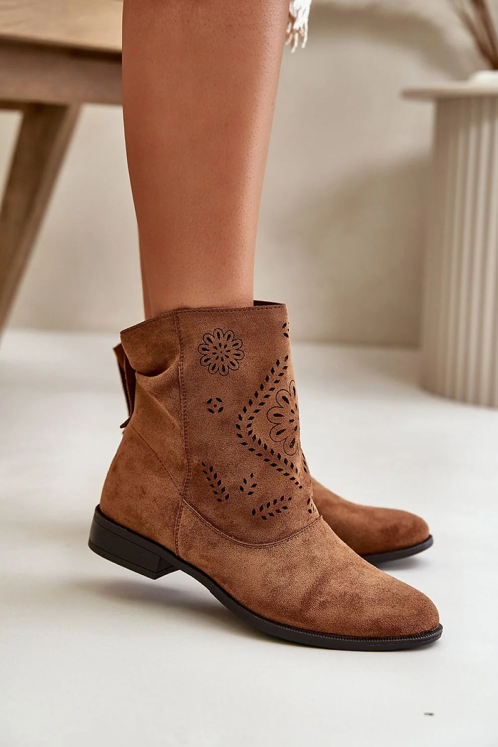 Bottes femmes style chic casual cuir milled marron motifs laser découpés fleuris géométriquesorte courte mollet ajustable confortable talon bas carré caoutchouc fermeture éclair latérale