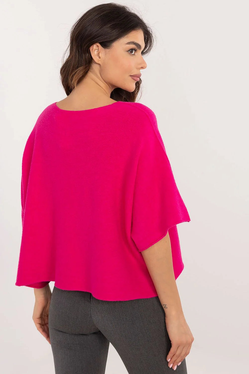Pull oversize pour femme manches courtes couleur fuchsia coupe boxy matériau doux style moderne