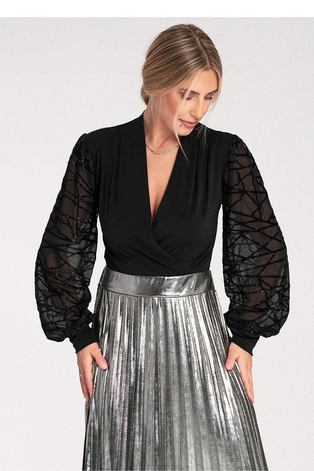 body cachecoeur noir colV profond jersey stretch moulant taille cintrée manches longues bouffantes tulle transparentes broderies géométriques scintillantes perles sequins