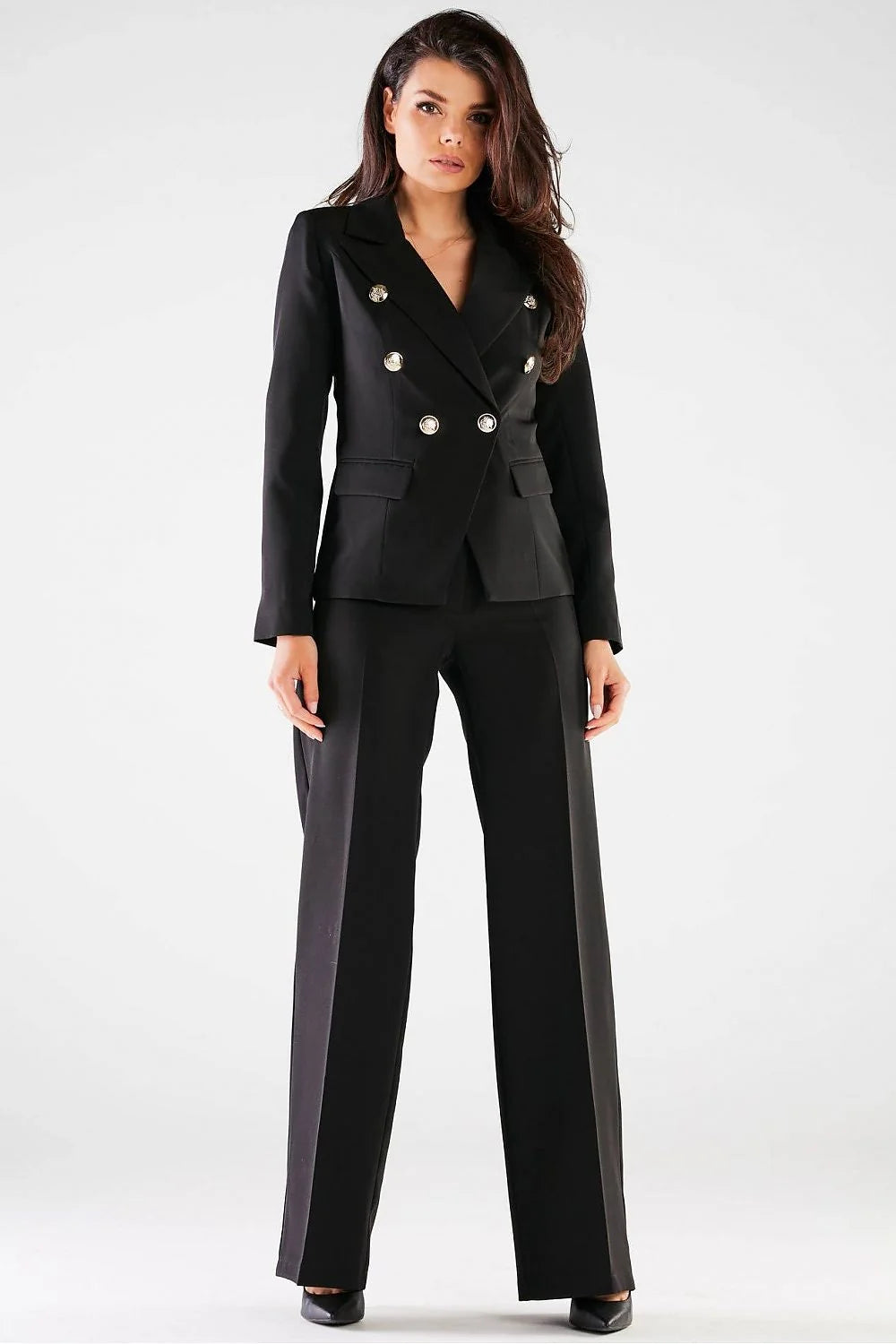 costume tailleur femme élégant moderne sophistiqué veste cintrée revers cranté boutonnage doré manches longues pantalon taille haute jambes larges beige