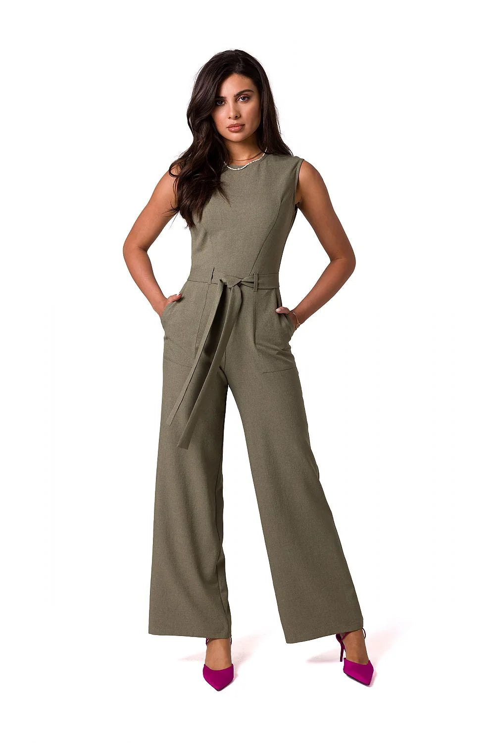 Combinaison élégante sans manches pour femme, design moderne, ceinture à nouer, poches latérales, tissu léger, couleur rose pâle, taille ajustable, occasion多様
