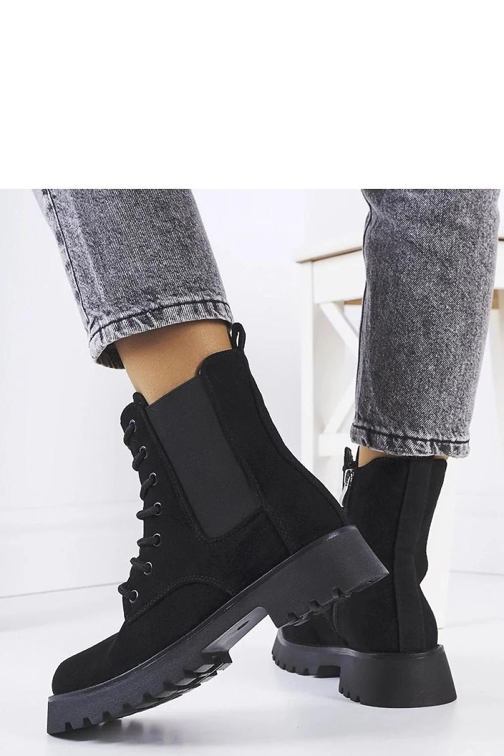 bottes militaires femmes noires cuir pleine grain semelle épaisse crantée lacets métalliques fermeture éclair