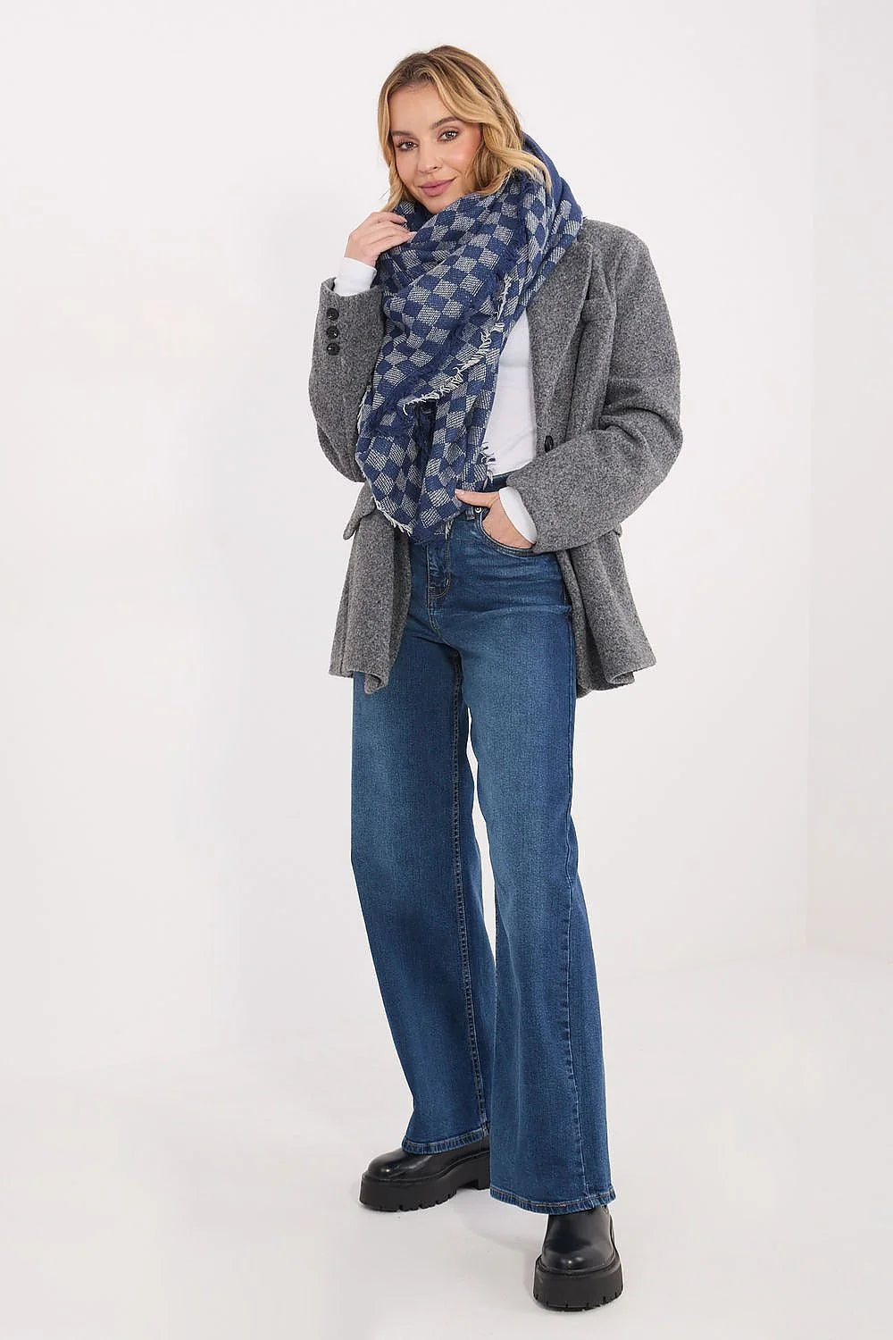 écharpe châle oversize carré carreaux indigo écru viscose laine doux épais texturé franges ample chaud élégant chic hivernal