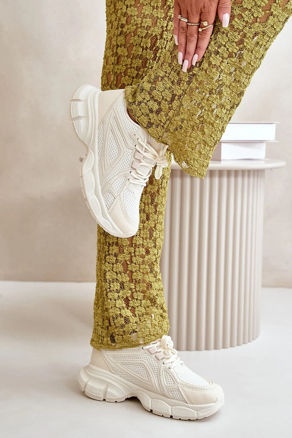 Pantalon en dentelle vert olive floral droit baskets contemporaines blanches femmes mode été 2023