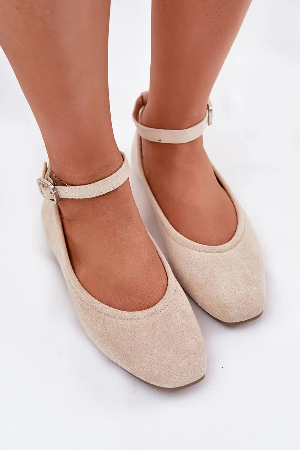 Ballerines féminines en éco-suede beige clair, style minimaliste, bride ajustable avec boucle métallique, semelle souple, confort toute la journée, chaussures élégantes pour quotidien