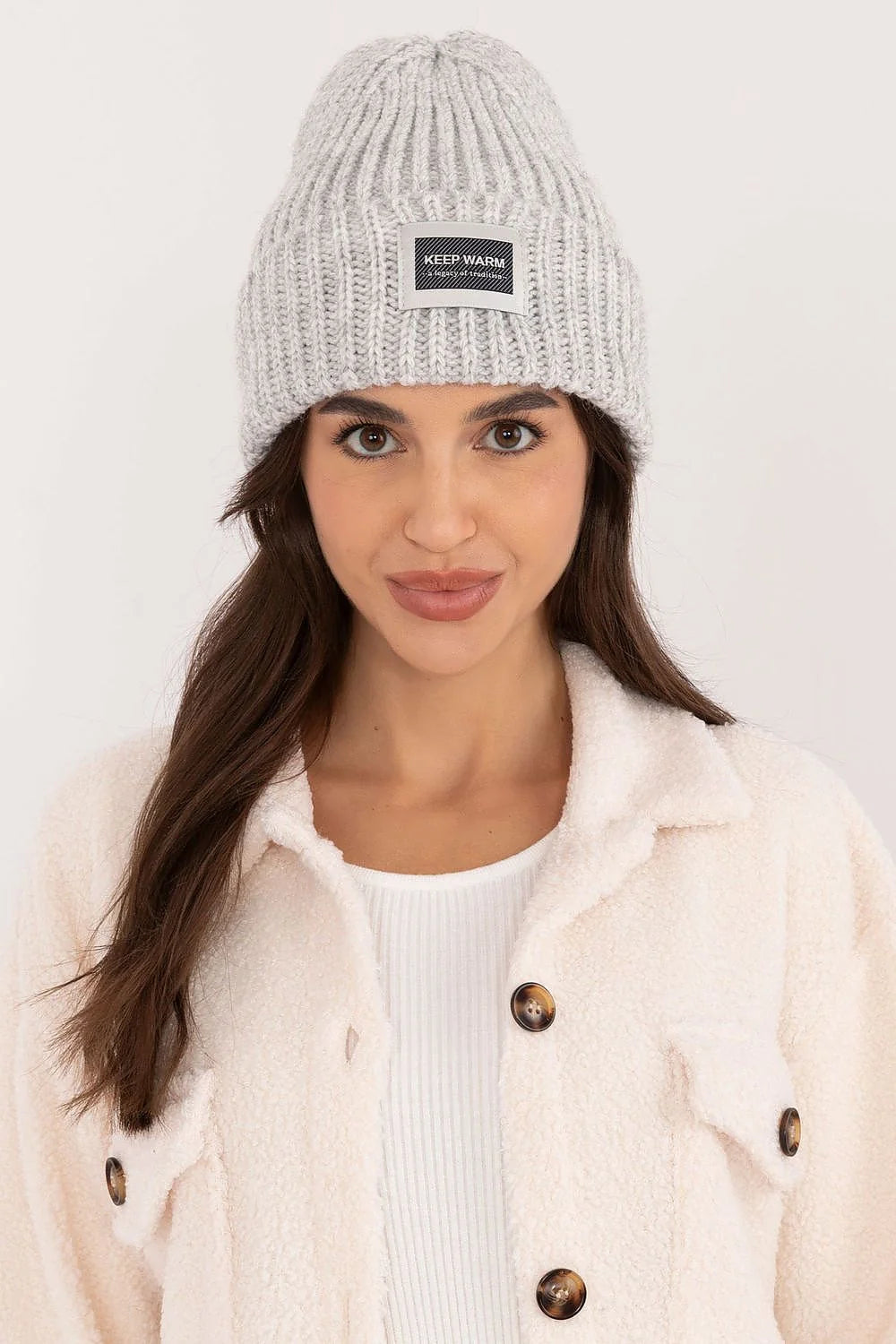 Bonnet mode femme acrylique doux élégant écusson KEEP WARM gris clair style casual chaleur hiver