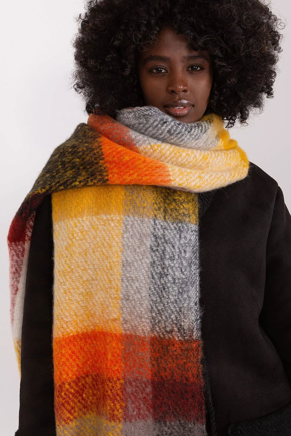 châle long large oversize carreaux multicolore tartan jaune orange gris bordeaux crème pompons franges moelleux chaud cosy élégante