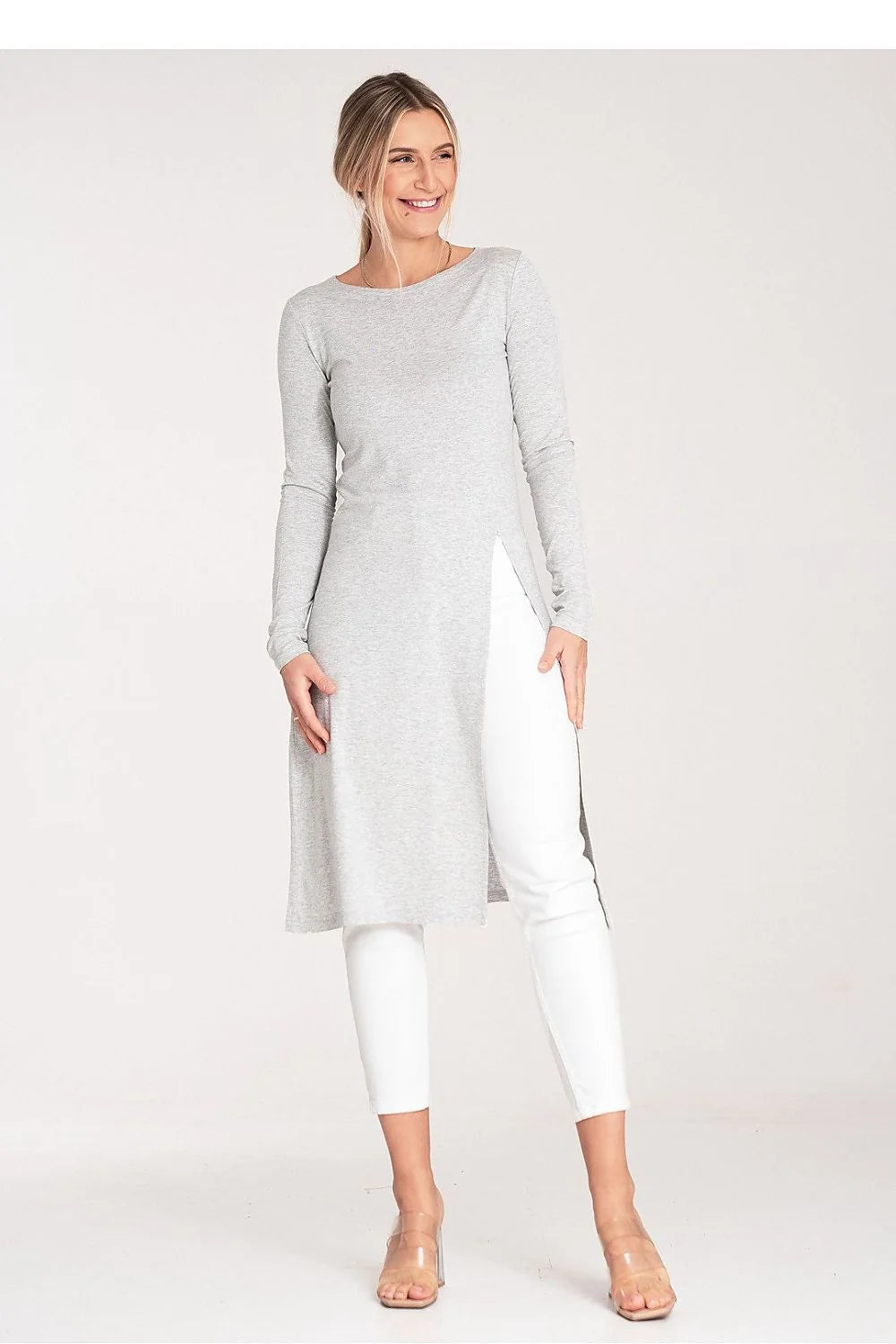 Tunique femme moderne minimaliste longue manches longues encolure ronde slit latéral coton polyester slim sandales transparentes