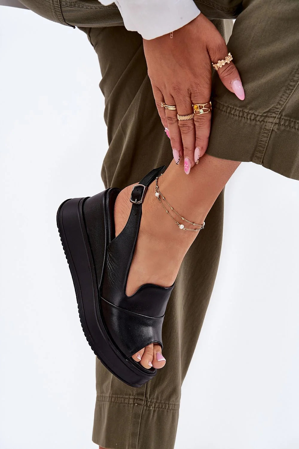 Sandales femmes design moderne minimaliste ouvertes cuir synthétique noire talon compensé补偿 sole caoutchouc épais