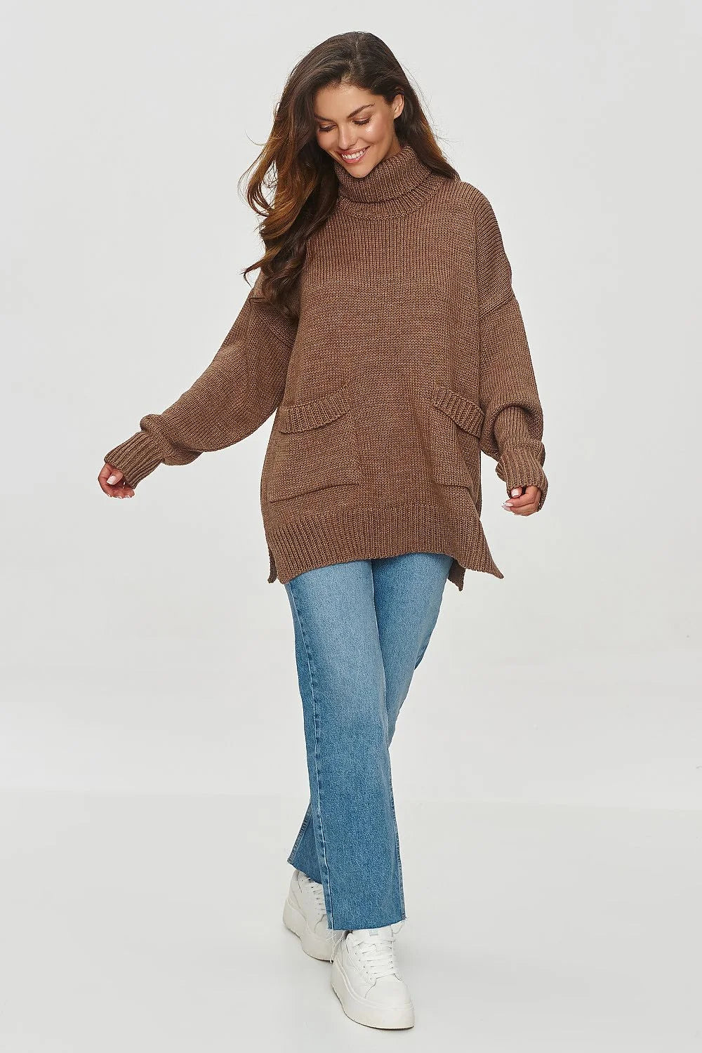 Pull-over ample col roulé manches longues maille maille épaisse poches patch côtelé finitions douillet hiver femme