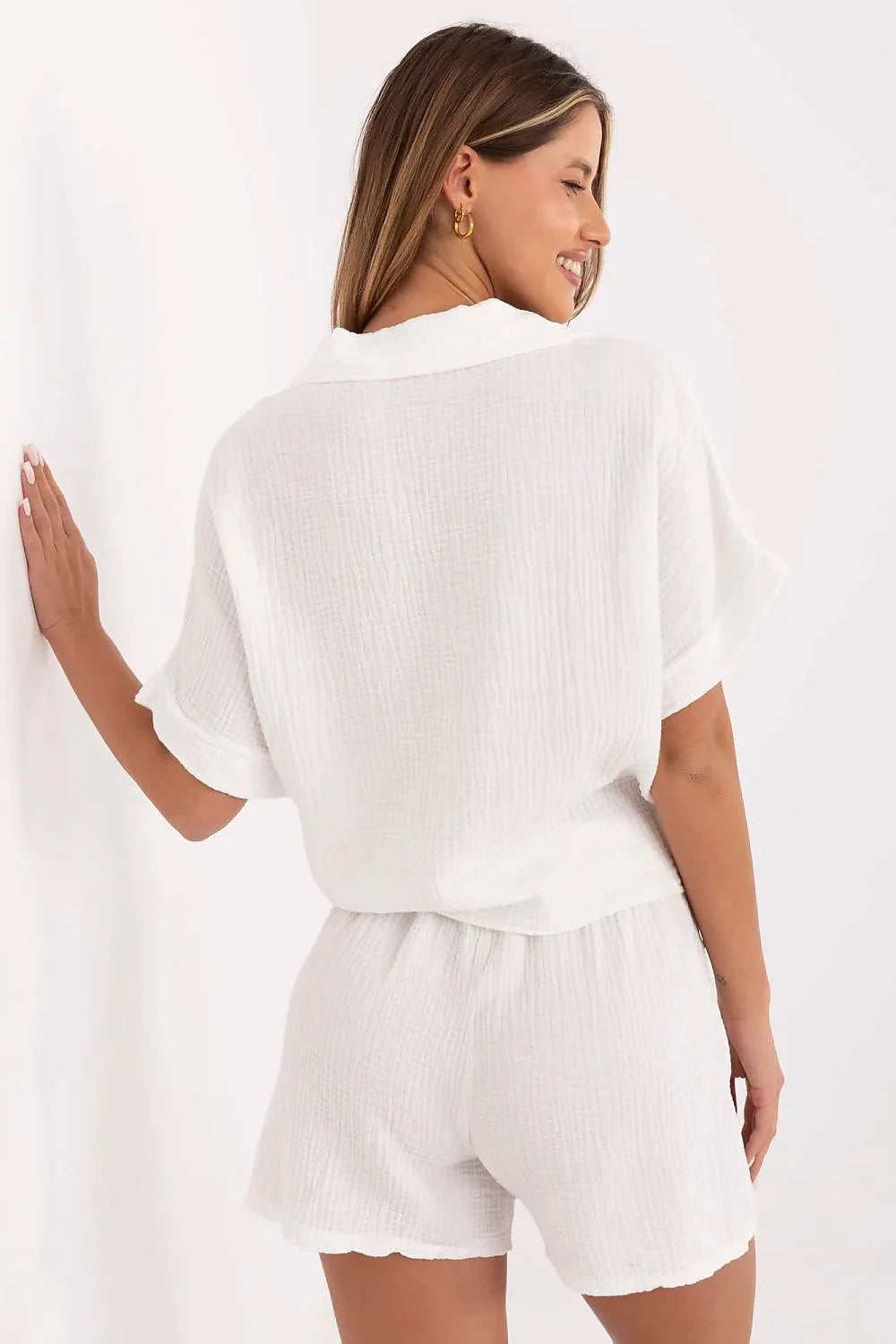 ensemble chemisette short coton doublegaze texturée blanc crop manchesretroussées colpolo boutonsimitationbois tailleélastique cordon pocheslatérales ample respirant minimaliste élégant femme