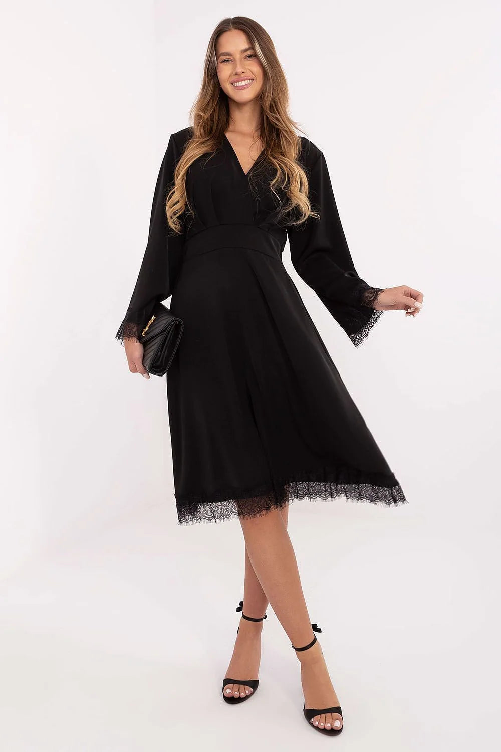 robe midi noire évasée cintrée taille marquée encolure V manches longues dentelle poignets ourlet tissu fluide soyeuse confortable élégante