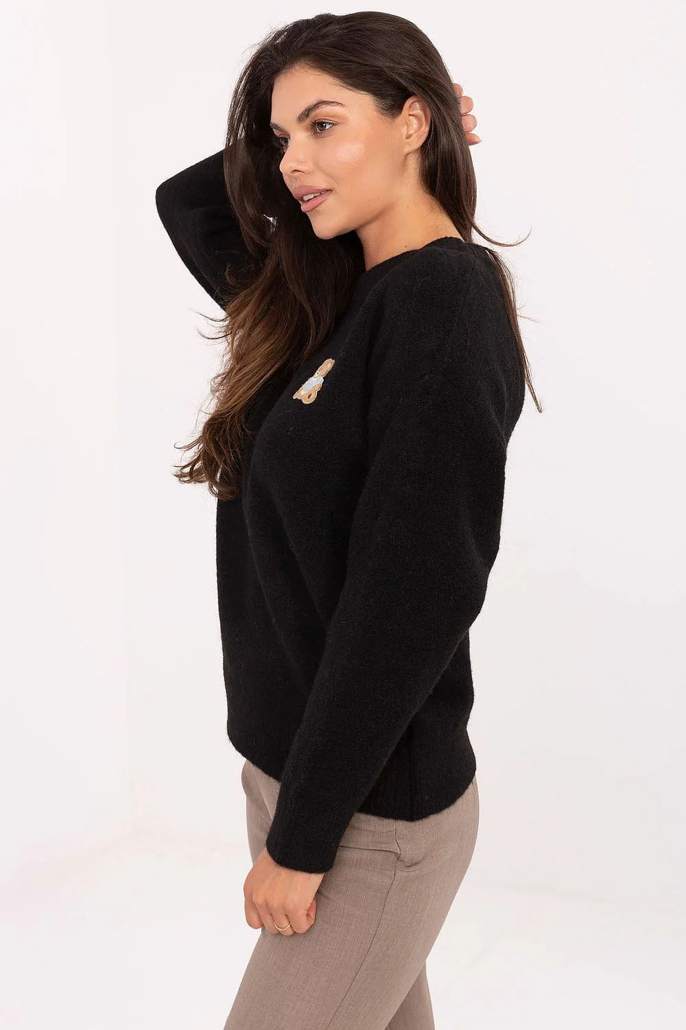 pull femme noir maille douce duveteuse coupe droite manches longues col rond brodé ourson poitrine casual chic hiver laine viscose