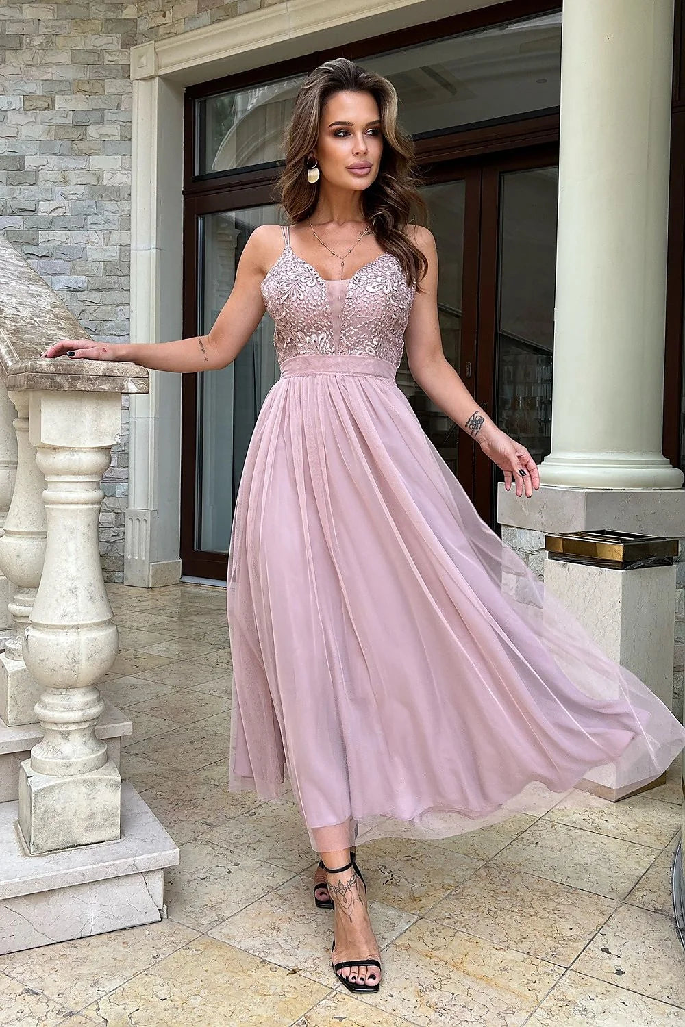 Robe élégante longue pour femmes en dentelle rose poudré ajustée avec broderies et tulle