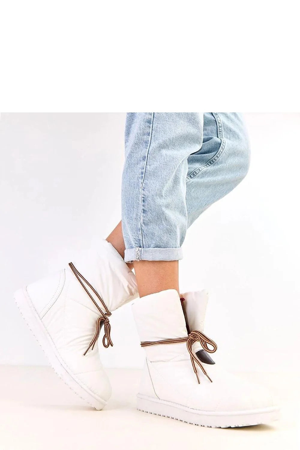 bottes neige femme bottines hiver matelassée doudoune blanche bout rond lacets marron décoratifs doublure douce rembourrée semelle crantée antidérapante