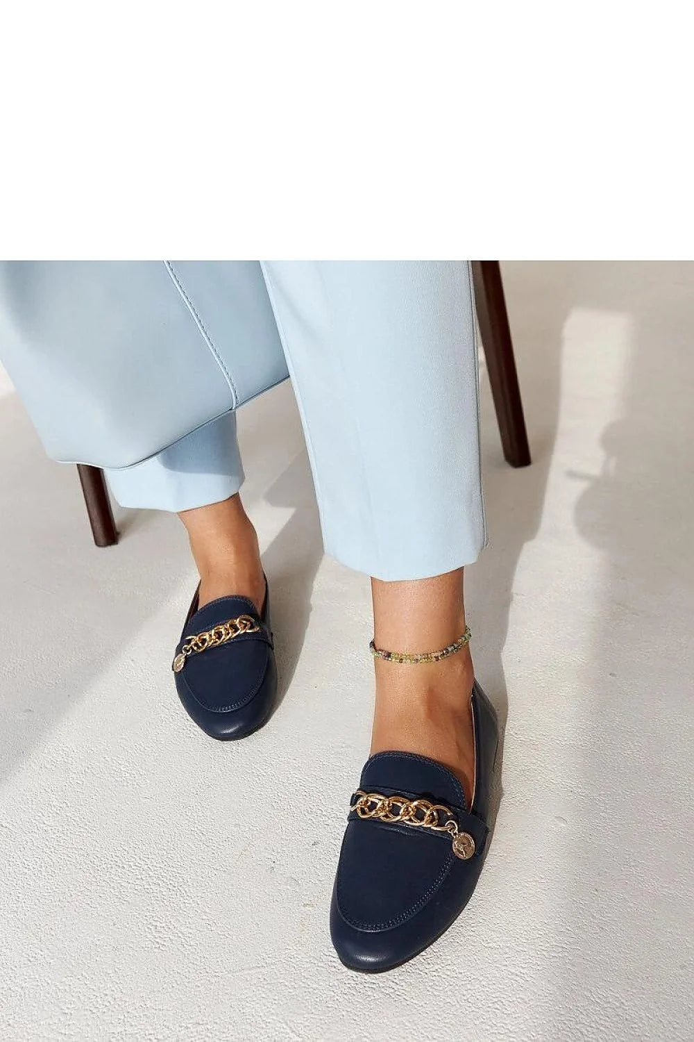 Mocassins élégants pour femmes cuir synthétique bleu marine détails chaîne style moderne occasion spéciale