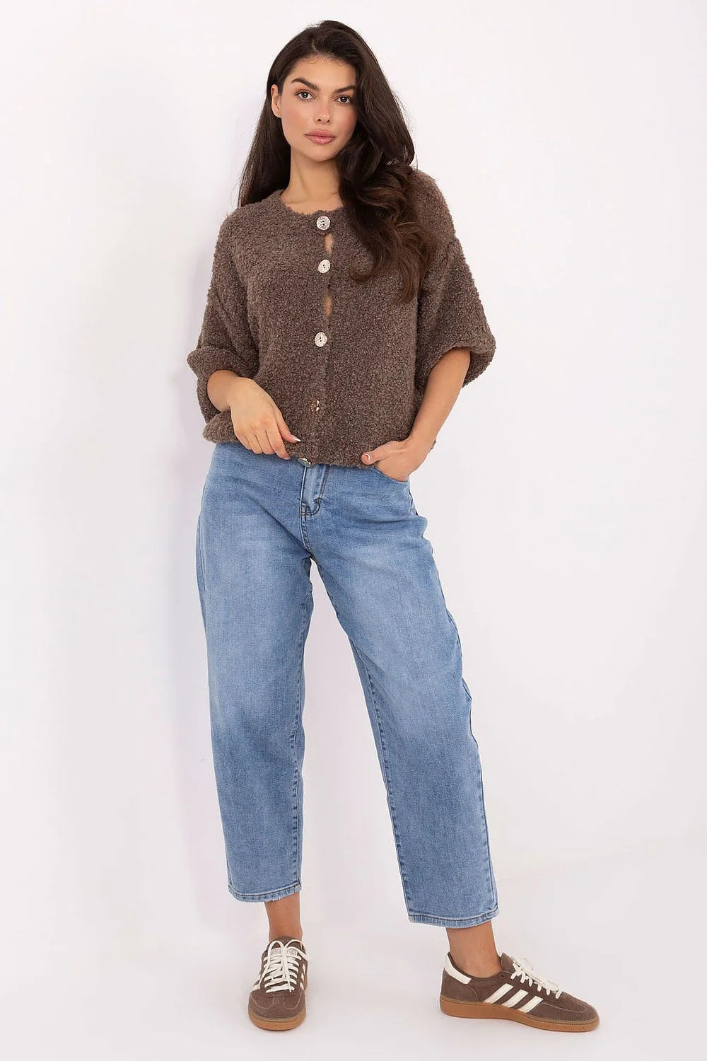 cardigan femme maille bouclée marron chocolat coupe courte oversized manches troisquarts boutonnage central boutons dorés texturés pelucheuse sherpa chaude cocooning