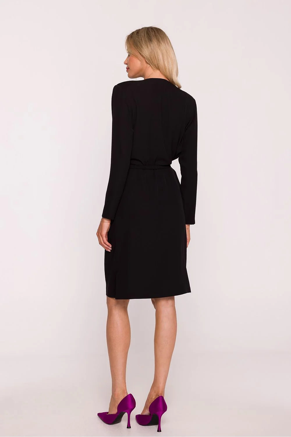 robe crayon midi noire élégante drapée asymétrique encolure sensuelle manches longues taille marquée ceinture fine boucle métallique fente latérale fluide