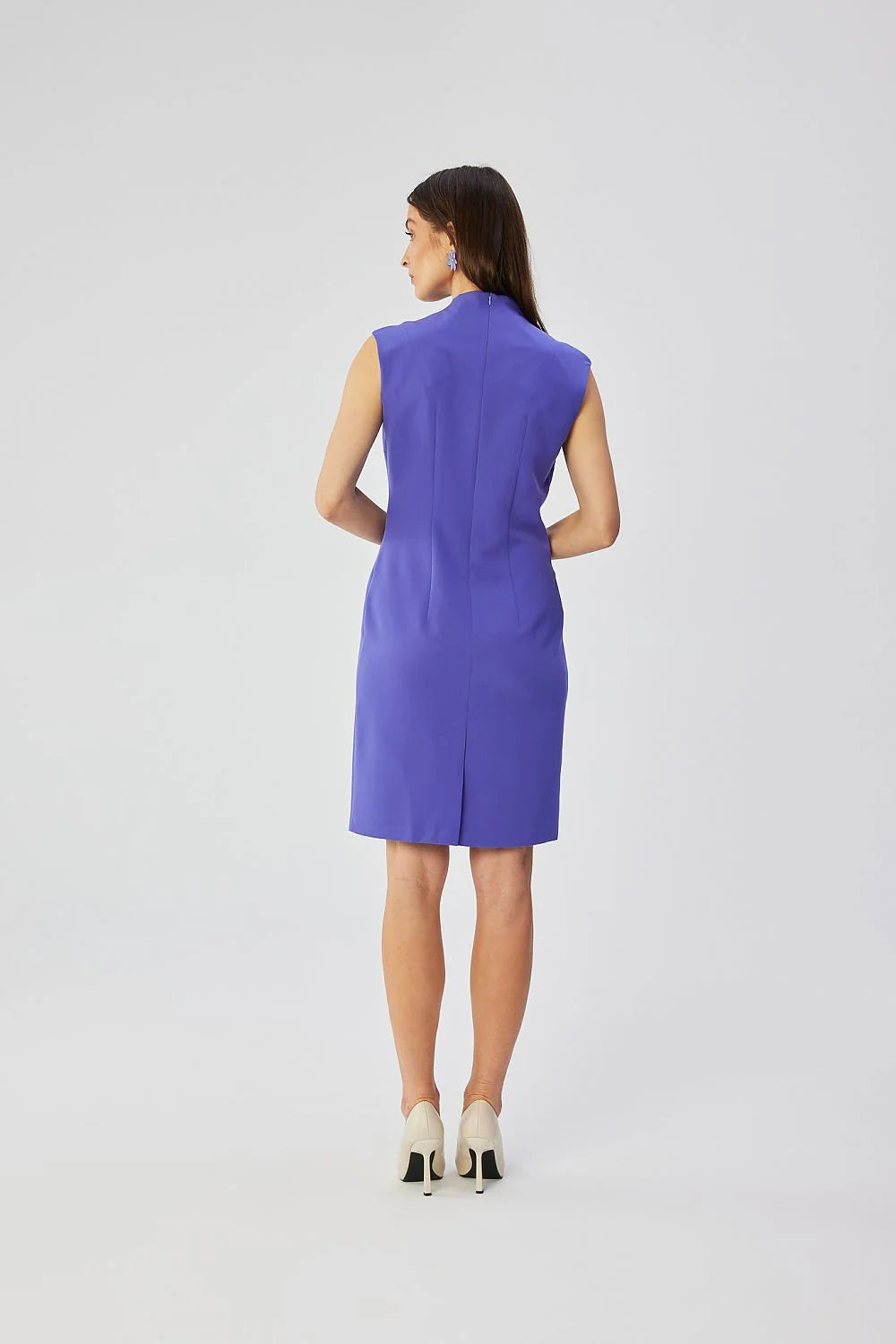 Robe de jour élégante sans manches en V bleu lavande ajustée coupe fourreau occasion élégante femme