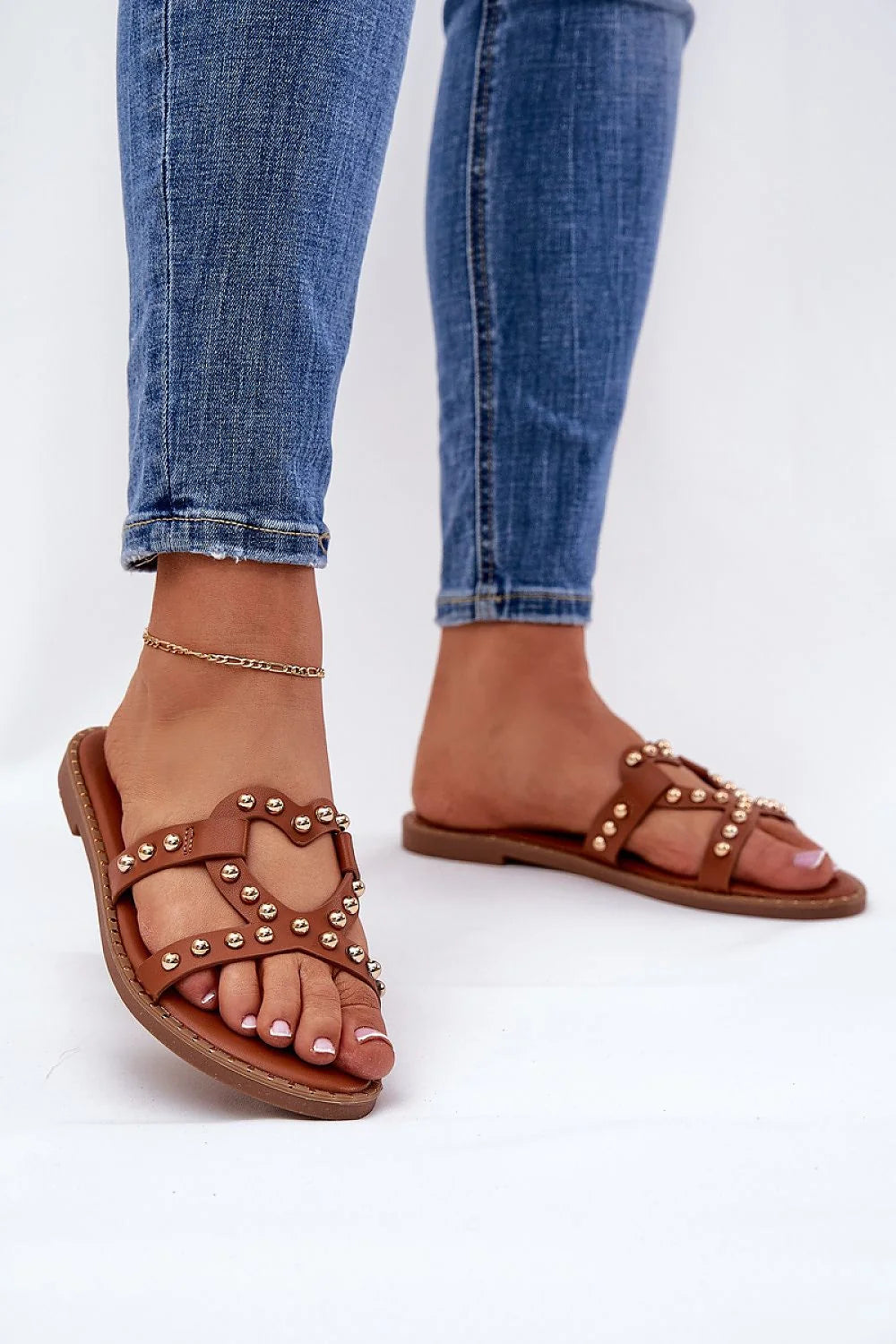 Sandales pour femmes été élégantes et chics couleur marron cuir artificiel clous dorés semelle plate confort durabilité style intemporel garde-robe été