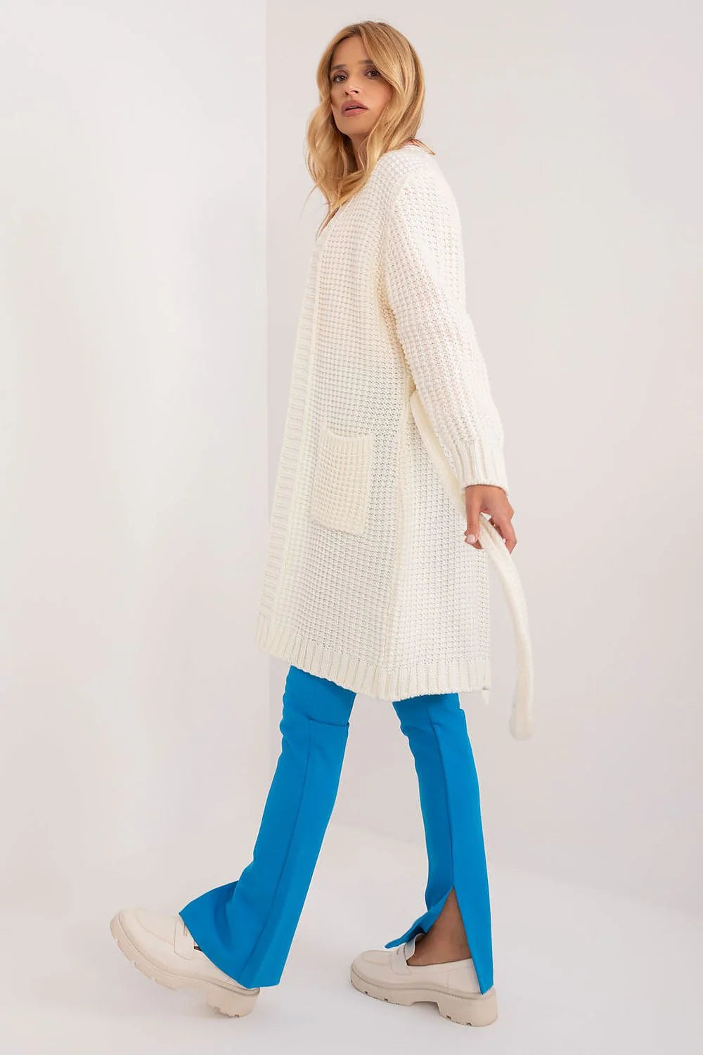 cardigan femme long ceinturé grosse maille ivoire oversize ouvert genoux manches longues côtelés poches plaquées ceinture amovible gaufrée