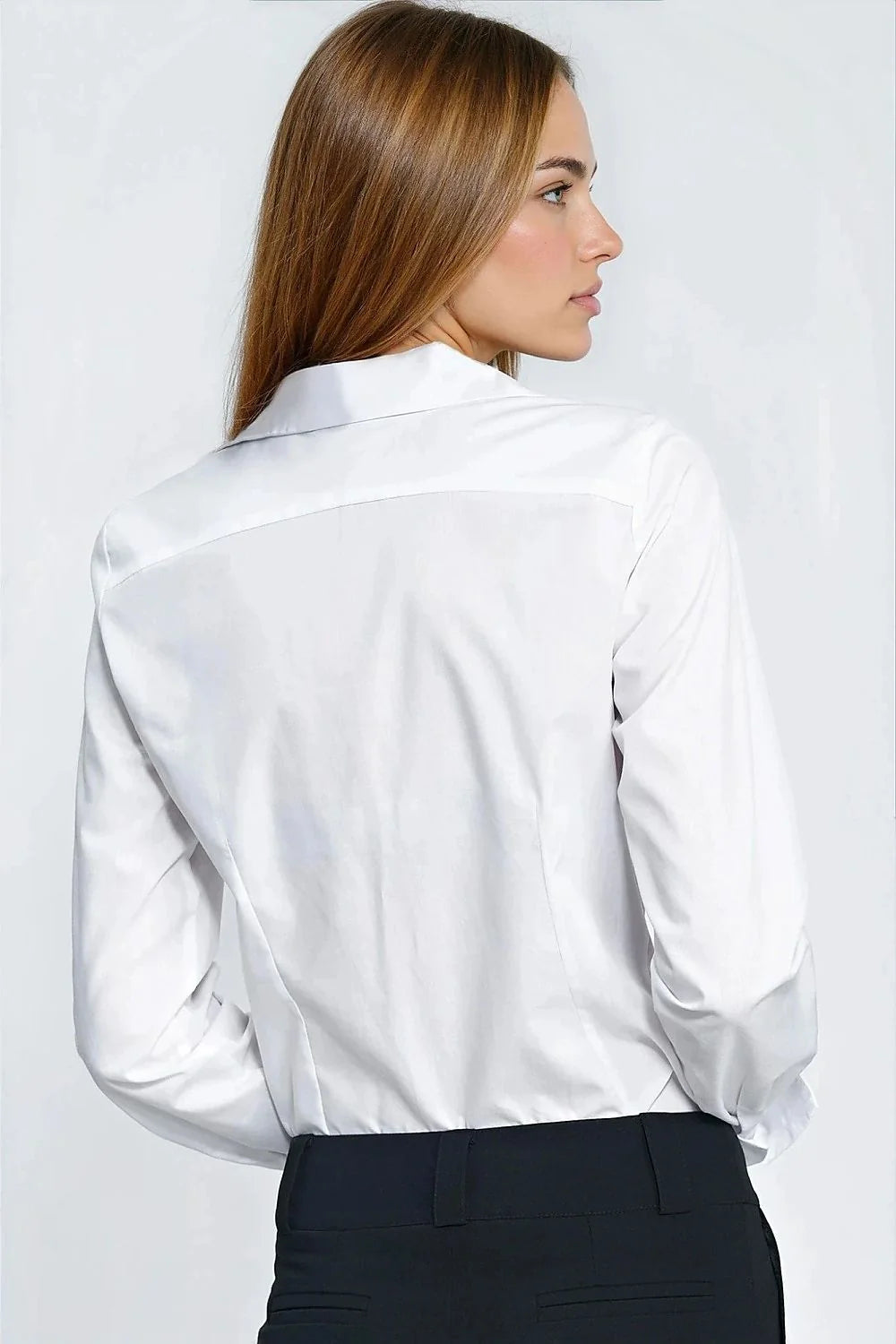 chemise blanche manches longues coupe cintrée col classique boutonnage central poignets boutonnés coton mélangé lisse agréable toucher professionnelle basique dressing