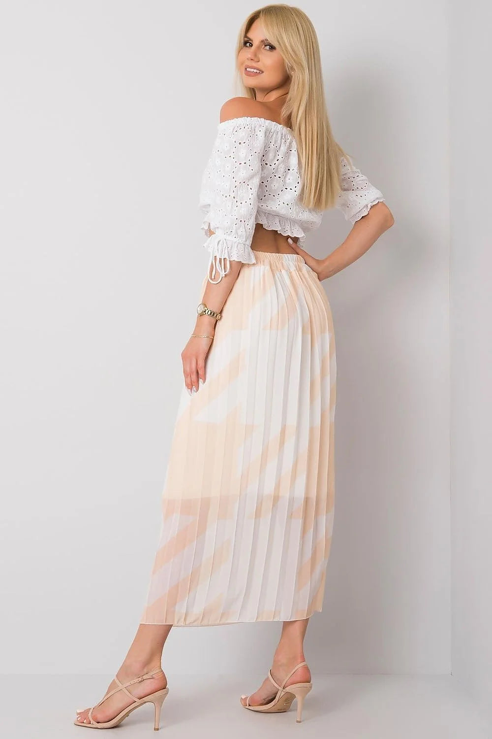 Tenue estivale féminine crop top jupe longue bohème plissée coton blanc motifs brodés