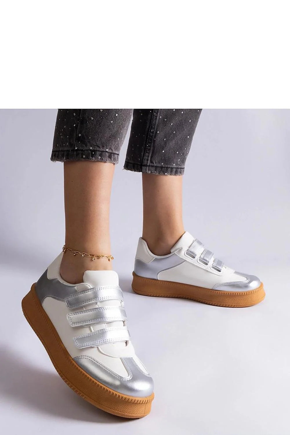 Baskets pour femme modernes et décontractées, cuir écologique, fermeture Velcro, semelle caramel, design urbain, confortable et élégante