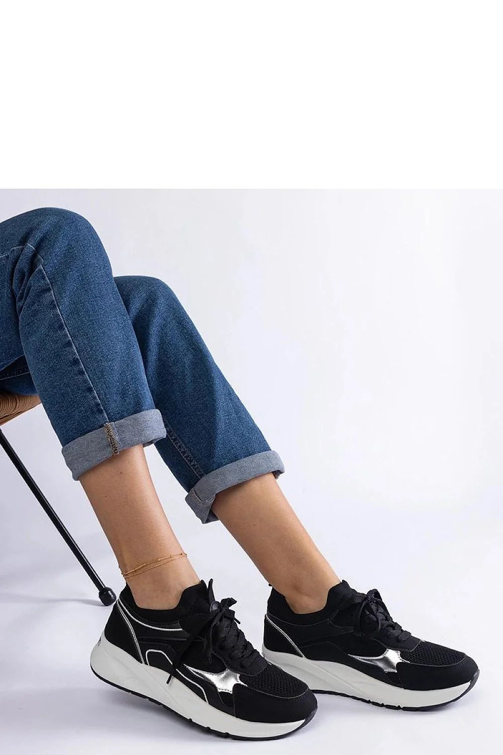 Baskets mode femmes style sportif design moderne tige basse semelle plateforme noire blanche métallique