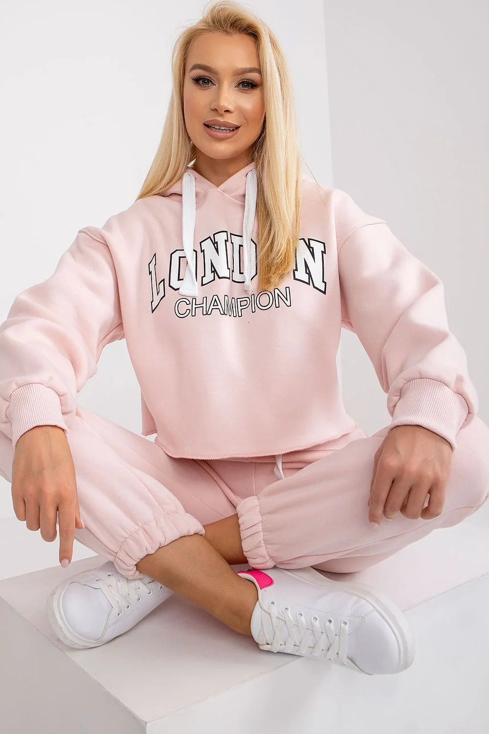 ensemble survêtement molleton rose pâle hoodie capuche oversized court imprimé london champion cordons blancs joggers taille haute confort