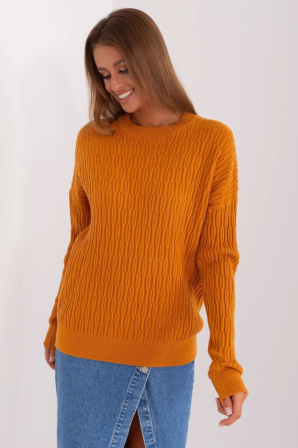 Chandail pour femme en tricot texture geometrique manches longues col rond couleur moutarde élégant