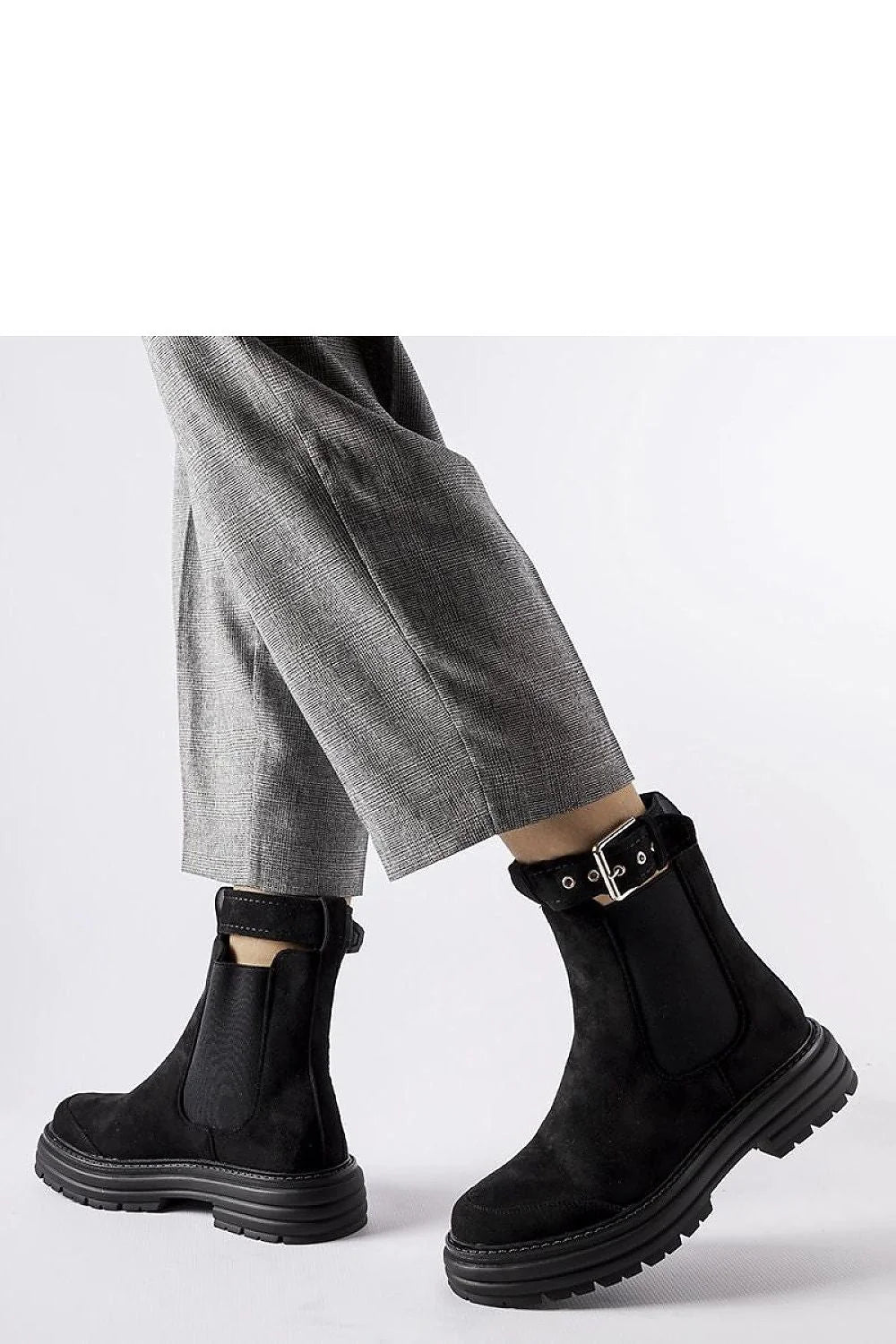 bottines Chelsea femme cuir suédé noir semelle caoutchouc crantée élastiques latéraux bride métallique ajustable talon bas confort renforcées chic